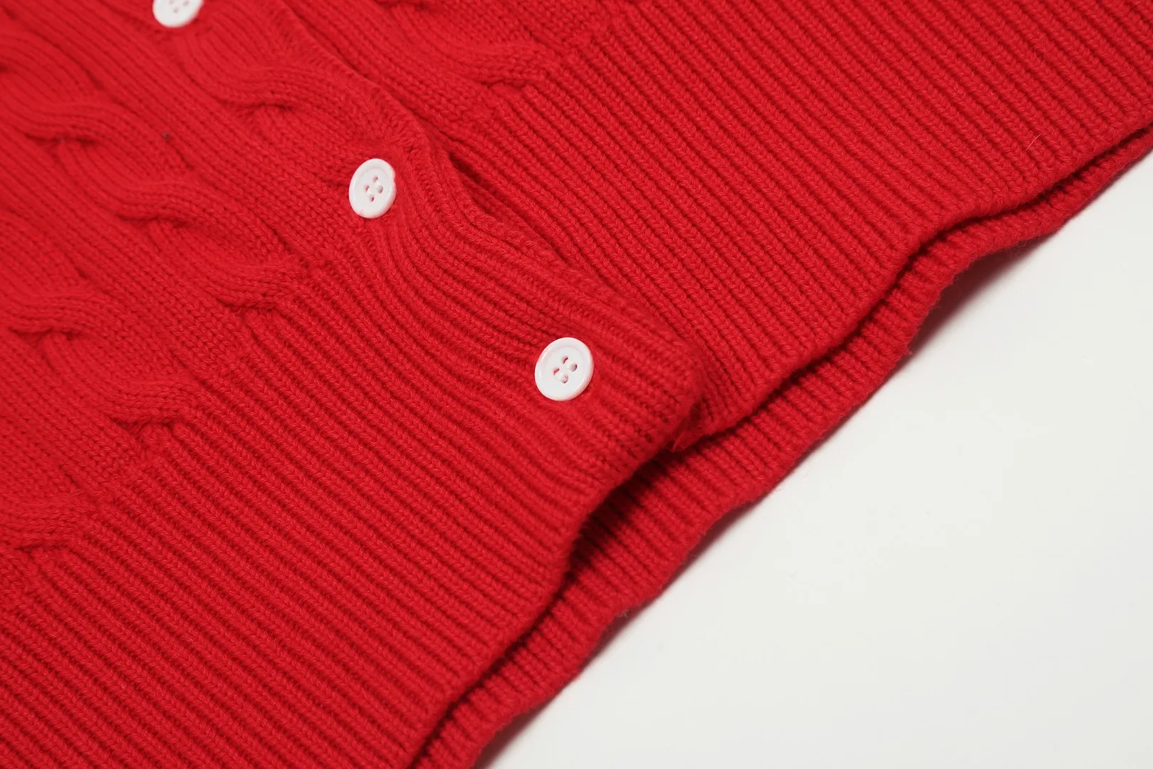 🅿️176 "Top quality" Style number: DS021# (not off the shelves all year round) [Ralph Lauren round neck cardigan solid color pony embroidered logo knitted short sleeves] ✅Ralph Lauren classic basic versatile all-season cardigan knitted short sleeves ✅Main supplier platform live broadcast Wholesale entities Replenish when out of stock Not off the shelves ✅ZP quality 1:1 version Scan the code to enter the GF website Counter quality ✅Details and quality are the only one in Guangzhou. Imported quality cotton yarn, focusing on high-end, cost-effective. Needless to say good quality. ✅The version is restored to the original order. The maximum size can be worn up to 160 pounds. Loose, comfortable and stress-free.